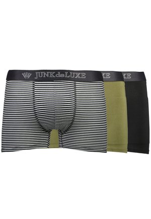 Drei Paare Herrenboxershorts: eine schwarze und olivgrüne, eine gestreifte in Schwarz und Weiß. Alle verfügen über einen dunklen Gummibund mit dem Logo "JUNK deLUXE".