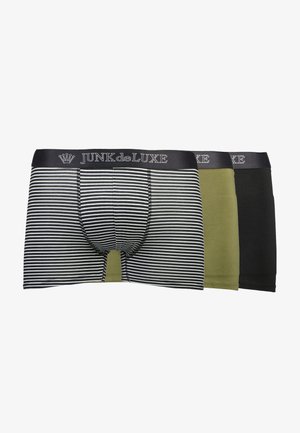 Kolme miesten bokseria: yksi musta ja oliivinvihreä, yksi mustavalkoisesti raidoitettu. Kaikissa on tummanvärinen vyötärönauha, jossa on "JUNK deLUXE" logo.