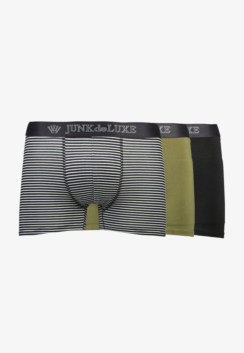 Tre paia di boxer da uomo: uno nero e verde oliva, uno a righe bianche e nere. Tutti presentano un elastico scuro con il logo "JUNK deLUXE".