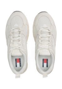 Lysfargede sneakers med mesh-overdel, suède-detaljer og flate lisser. Logopatch på tungen med rød, hvit og blå fargekombinasjon.