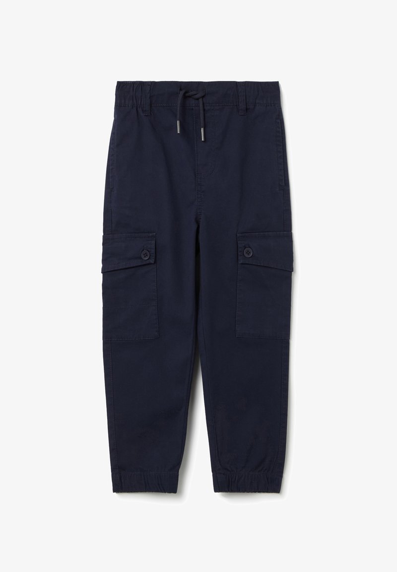Pantalones cargo azul marino con cintura elástica, cordón y dos bolsillos laterales con solapas de botón. Textura suave, diseño de pierna ajustada.