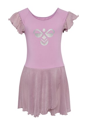 Lyslilla kjole med korte ærmer og flæser, glitrende nederdel og sølvfarvet geometrisk bi-design midt på brystet.