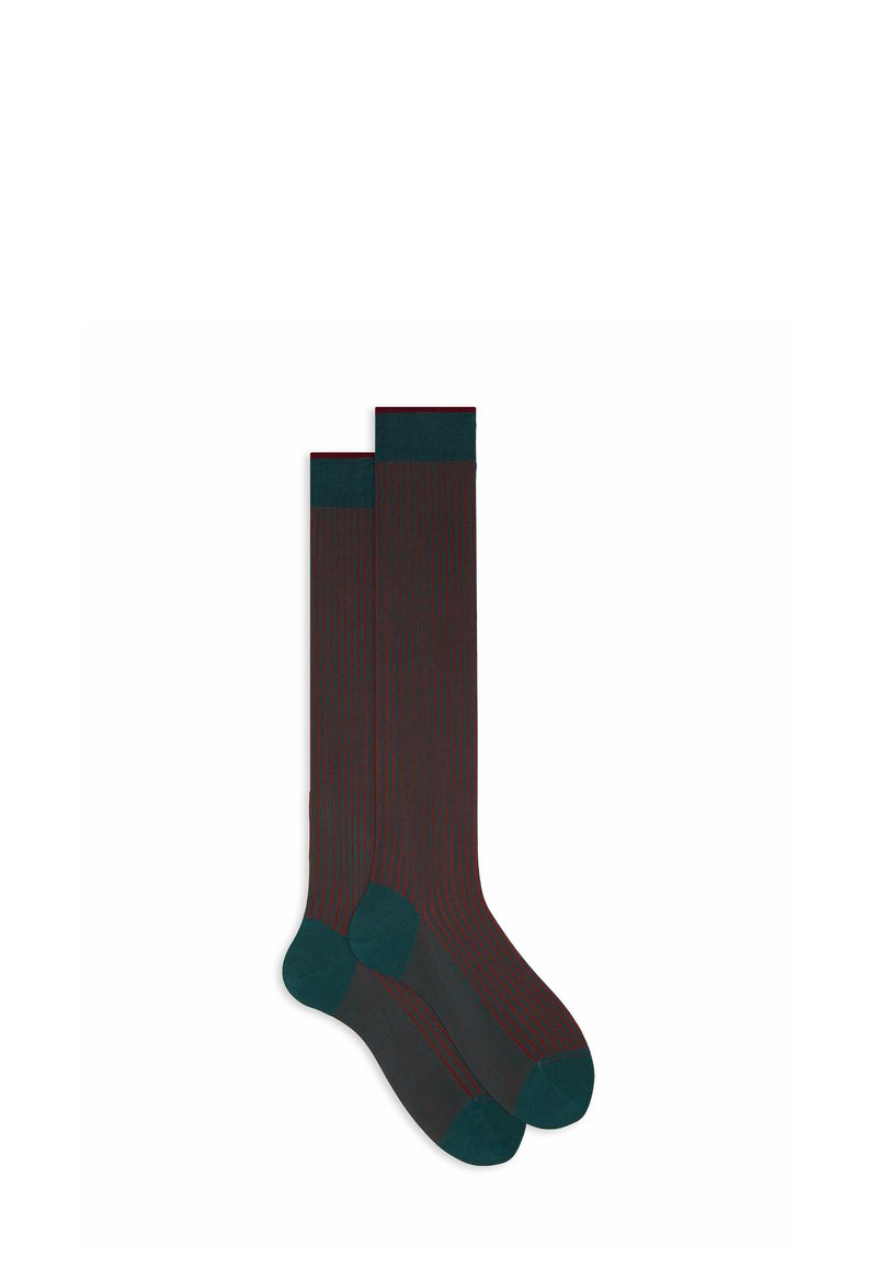 Dunkelgraue kniehohe Socken mit vertikalen teal- und roten Streifen; einfarbige tealfarbene Bündchen und Zehenabschnitte. Hergestellt aus einem weichen, dehnbaren Material.