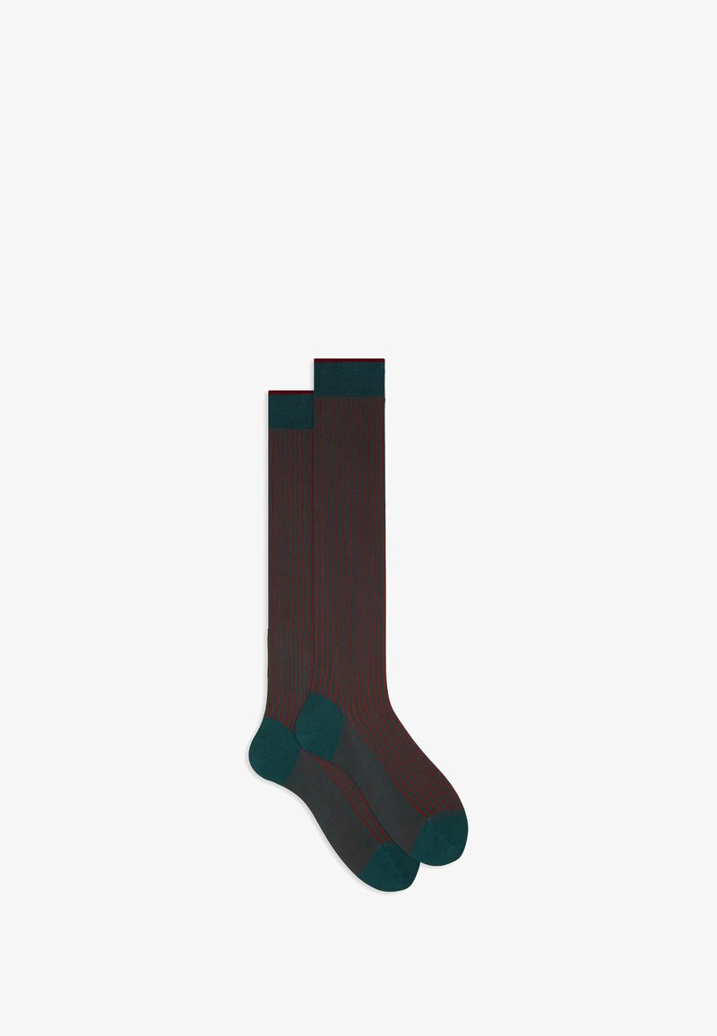 Dunkelgraue kniehohe Socken mit vertikalen teal- und roten Streifen; einfarbige tealfarbene Bündchen und Zehenabschnitte. Hergestellt aus einem weichen, dehnbaren Material.
