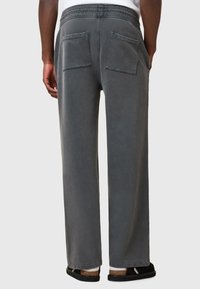 Grijze katoenen broek in een relaxte pasvorm, met elastische tailleband en twee achterzakken. Soepele textuur en recht gesneden ontwerp.