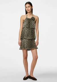 Vestido de estampado de leopardo con diseño en capas, escote halter y adorno floral. Tejido ligero y volante en la parte inferior. Colores marrón y beige.