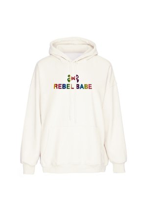 Hvid hættetrøje med frontlomme og farverig tekst "REBEL BABE" under en lille flerfarvet sommerfugl-grafik på brystet.