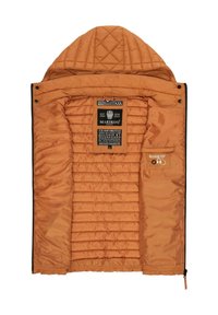 Veste matelassée orange avec capuche, ouverte pour montrer les étiquettes intérieures et la poche avec le logo Marikoo.