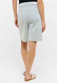 Shorts rayés à mi-cuisses en mélange de coton léger bleu clair et blanc, dotés de deux poches arrière et d'une taille plate avec des détails de couture subtils.