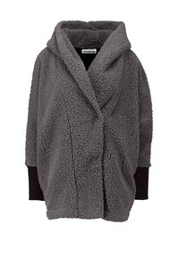 Outerwear grigio e accogliente con una consistenza soffice, taglio oversize e colletto a scialle. Caratterizzato da polsini in maglia nera e design avvolgente.