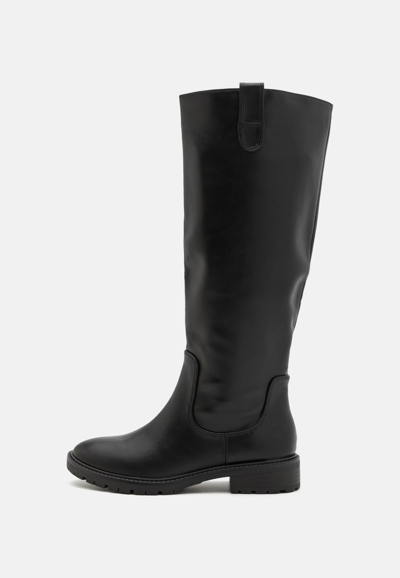 Bottes noires jusqu'aux genoux en cuir lisse avec un bout rond, un talon bloc et une languette pour un enfilage facile. Semelle en caoutchouc texturé.