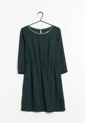 Vestido verde oscuro hecho de una tela suave, con un estampado de leopardo negro, escote redondo, cintura elástica y mangas de tres cuartos.