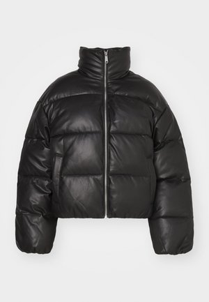 Juodas trumpas pūkinis švarkas, pagamintas iš lygaus odos, su aukštu apykakle, priekiniais užtrauktukais ir pūstomis siūlėmis.