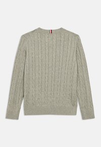 Sweter w splot kabelkowy w jasnoszarym kolorze, z ryflowanymi mankietami i brzegiem dołu, okrągłym dekoltem oraz subtelnymi poziomymi paskami na plecach.