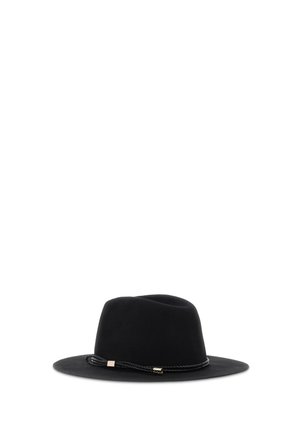 Schwarzer breitkrempiger Fedora-Hut mit schwarzem geflochtenem Band und metallischen Akzenten auf weißem Hintergrund.