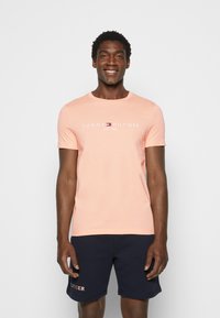 Tommy Hilfiger TOMMY LOGO TEE - T-shirt estampada - sunset peach