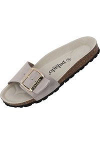 Grijze suède slipper met een grote metallic gesp en een kurken voetbed. De zool is gemaakt van gestructureerd zwart rubber voor grip.