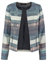 Veste à motif jacquard dans des tons bleus et crème, avec une coupe ajustée, un col rond et deux poches latérales zippées.