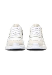 Bílé kožené tenisky se světle šedými semišovými akcenty, texturovaným designem a bílými tkaničkami. Mají polstrovanou podrážku a logo na jazyku.