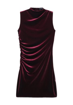 Ärmloses burgunderfarbiges Samtkleid mit hohem Ausschnitt und seitlichen Raffungselementen, knielang mit glatter Textur.
