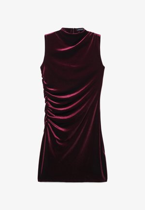 Ärmloses burgunderfarbiges Samtkleid mit hohem Ausschnitt und seitlichen Raffungselementen, knielang mit glatter Textur.