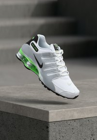 Neizbrano, white/black/metallic silver-coloured/green pulse