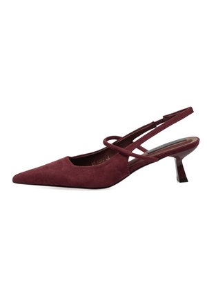 Tacón slingback de ante burdeos con puntera puntiaguda y diseño de tiras cruzadas con un tacón bloque de 2 pulgadas. Textura suave y estilo minimalista.