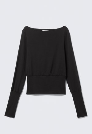 Fekete hosszú ujjú, testhez simuló felső hajónyakú dekoltázzsal és meghosszabbított mandzsettákkal, derékvillantó hosszúságban, világosszürke háttéren megjelenítve.