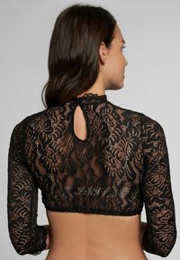 Zwarte kanten crop top met lange mouwen, gekenmerkt door een hoge hals en een sleutelgatdetail achteraan. Fijn bloempatroon overal.