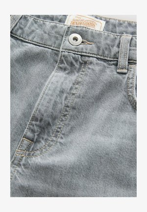 Graue Jeanshose mit abgenutzter Textur, ausgestattet mit einer Fronttasche, kontrastierenden Nähten und einem Logo-Tag. Mit einer Metallknopfverschluss ausgestattet.