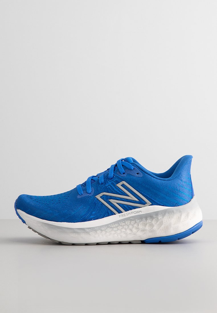 Blauer Laufschuh mit einem strukturierten Mesh-Obermaterial, silbernen Akzenten und einer gepolsterten weißen Zwischensohle. Verfügt über eine abgerundete Zehenpartie und eine flache Sohle.