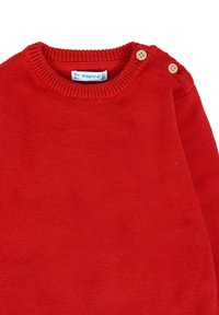 Maglione per bambini lavorato a maglia di colore rosso con scollatura rotonda e due bottoni in legno sulla spalla sinistra, etichetta della taglia che mostra 12 mesi/80 cm.