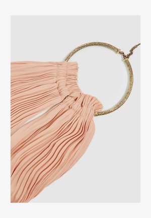 Material plisat de culoare roz pal cu accesorii circulare aurii. Textură netedă, design deschis și detaliu cu partea superioară acumulată.