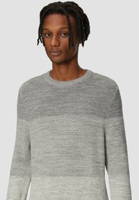 Pull en maille grise avec un motif texturé et un dégradé de couleurs. Encolure ronde et manches longues, fabriqué en tissu doux.