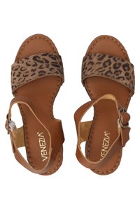 Braune Ledersandalen mit einem Leopardenmuster-Riemen, offener Ferse und verstellbarem Knöchelriemen. Weiche Textur und gestickte Details.