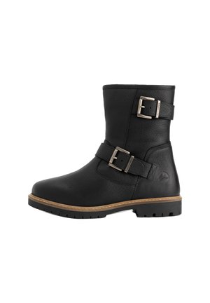 Zwarte leren enkelboot met twee zilveren gespen en een robuuste zool, met een bruine bies langs de rand van de zool.