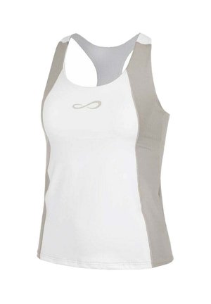 Top atlético blanco de tirantes con paneles laterales de color gris claro, que presenta una textura suave y un pequeño logo en el centro. Diseño tipo racerback.