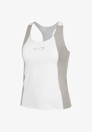 Top atlético blanco de tirantes con paneles laterales de color gris claro, que presenta una textura suave y un pequeño logo en el centro. Diseño tipo racerback.