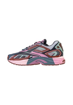 Scarpa da corsa da uomo in rosa, verde, marrone e blu con pannelli in mesh e pelle, suola spessa e imbottita e chiusura con lacci.