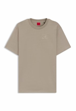 Beige katoenen T-shirt met korte mouwen, met een subtiele geborduurde logo op de linkerkant van de borst en een ronde hals.
