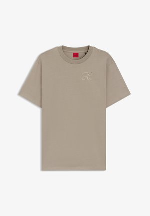 Beige bomull t-shirt med korta ärmar, med en subtil broderad logotyp på vänster bröst och rund halsringning.