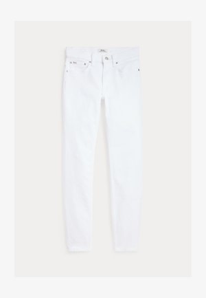 Fehér, karcsúsított szabású farmer öt zsebbel, övtartóval és gombos lezárással, világos háttéren, laposan elhelyezve.