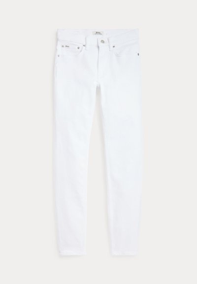 Białe obcisłe jeansy z pięcioma kieszeniami, szlufkami na pasek i zapięciem na guzik, ułożone płasko na jasnym tle.