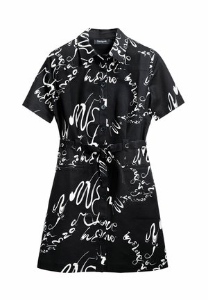 Fekete, rövid ujjú ruha fehér absztrakt szövegmintával, gombos elülső záródással, gallérral és a derékon illő megkötő övvel.
