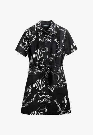 Rochie neagră cu mâneci scurte, cu un model abstract de text alb, închidere cu nasturi în față, guler și un cordon asortat la talie.