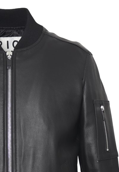 Giacca bomber in pelle nera con zip frontale, colletto a coste e tasca con zip sulla manica sinistra.