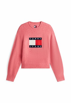 Suéter de punto rosa con mangas acanaladas. Presenta un parche de marca con "TOMMY JEANS" en un diseño rectangular con acentos en rojo y blanco.