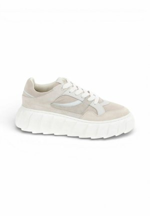 Baskets beige et blanches avec semelle blanche épaisse, tige en daim et mesh, lacets blancs, vue de côté sur fond blanc.