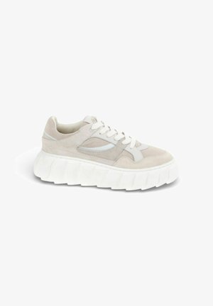 Beiger und weißer Sneaker mit dicker weißer Sohle, Obermaterial aus Wildleder und Mesh sowie weißen Schnürsenkeln, Seitenansicht auf weißem Hintergrund.
