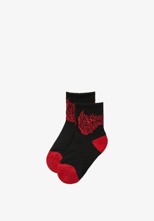 Schwarze Knöchelsocken mit roten Akzenten, die ein auffälliges grafisches Design an den Seiten aufweisen. Hergestellt aus weichem Strickstoff für zusätzlichen Komfort.